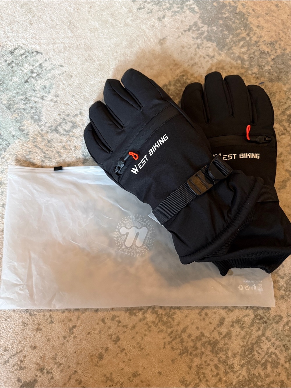 3M Thinsulate West Biking Winter Ski and Cycling Gloves, Size Medium